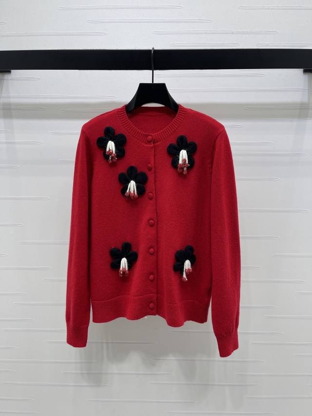 上新原单高端品质 Erdos*2025秋冬最新系列！花朵刺绣圆领长袖开衫！采用粗针织工艺，材质柔软有弹性，秋冬穿超舒服！大身立体花朵装饰 童趣满满又活力 常规短