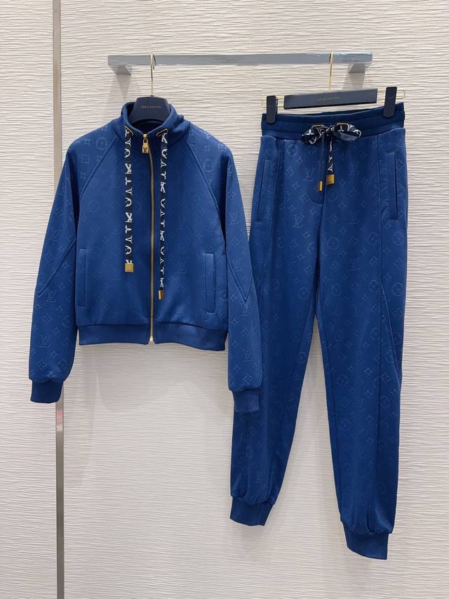 Louis Vuitto* 2025Fw新款套装 可A可飒的风格，日常通勤穿什么的都是很Ok的，层次感更加丰富，满满小细节太加分了。包容各种身材都不在话下Sml