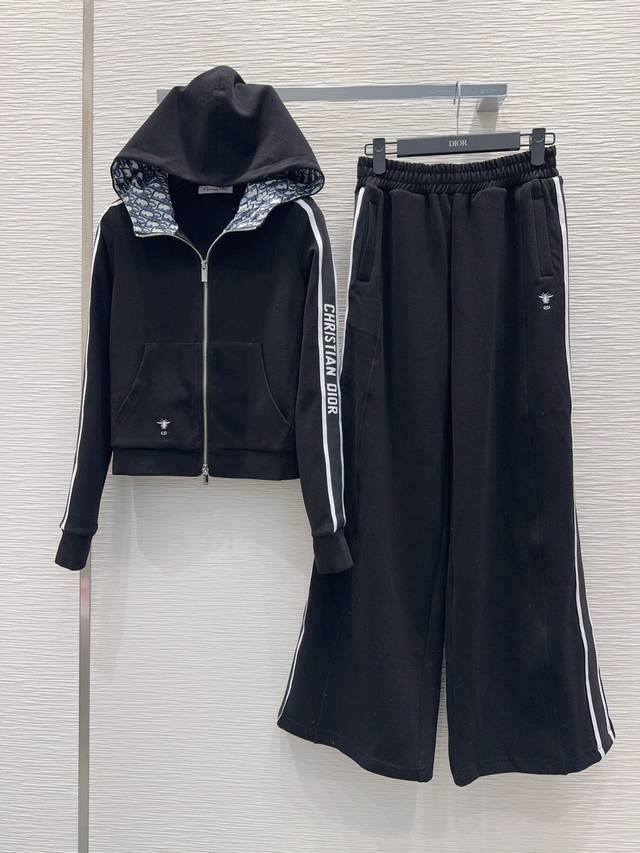 Christian Dio*2025Fw新款套装 可A可飒的风格，日常通勤穿什么的都是很Ok的，层次感更加丰富，满满小细节太加分了。包容各种身材都不在话下Sml