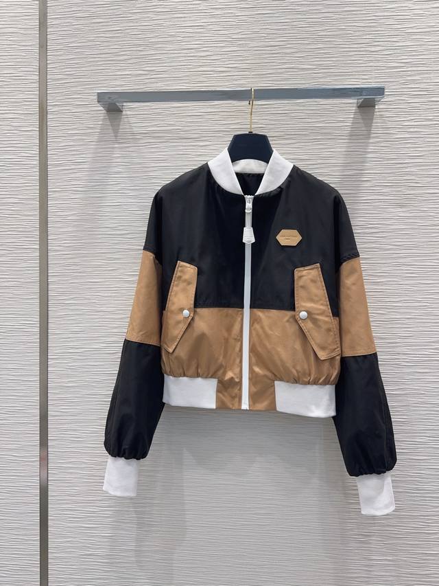 Louis Vuitto* 2025Fw新款套装 又一款时尚达人的心头好！细节精致 每一件到手都是惊喜满溢 休闲套装 高级时装工艺 版型绝绝子 不挑身材 跨季节