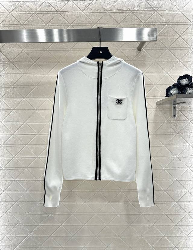 Chane*2025新品上架 立体花朵针织马甲 定制Yb羊毛纱线织造，质感细腻，柔软舒适，圆领针织马甲剪裁，领口袖口螺旋纹包边，细致柔软。大身定位分布，以藏蓝色