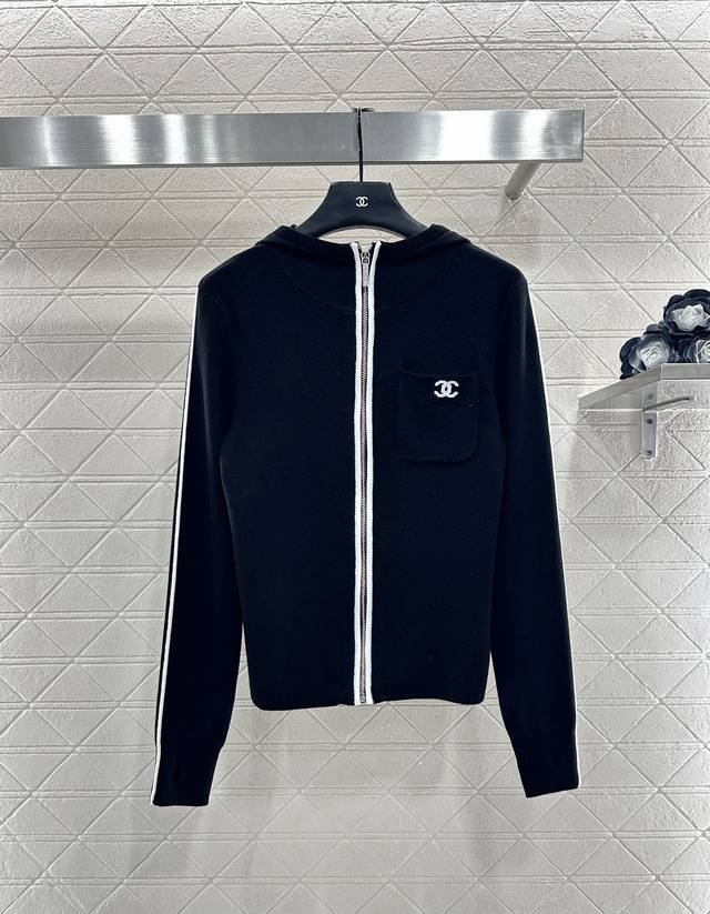 Chane*2025新品上架 连帽针织拉链外套 25Coco滑雪系列#定制Yb羊毛纱线织造，质感细腻，穿搭舒适，连帽拉链薄款外套剪裁，以弹力坑条螺纹包边收窄，胸