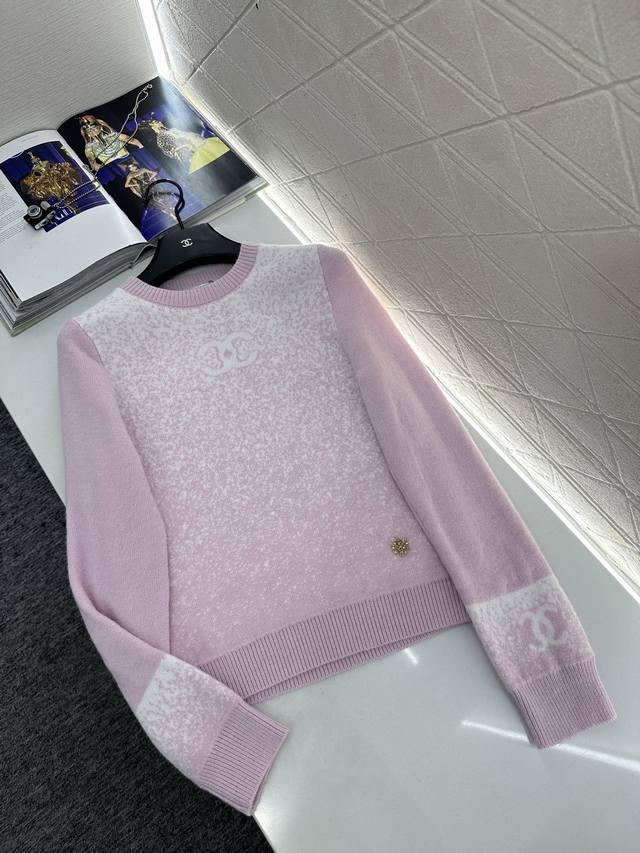 Chane*2025新品上架 立体花朵针织马甲 定制Yb羊毛纱线织造，质感细腻，柔软舒适，圆领针织马甲剪裁，领口袖口螺旋纹包边，细致柔软。大身定位分布，以藏蓝色