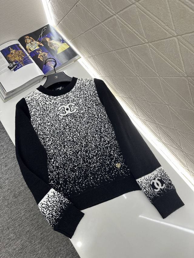 Chane*2025新品上架 渐变针织套头毛衣 定制Yb羊毛纱线织造，质感细腻，穿搭舒适，宽松套头毛衣版型，以弹力坑条螺纹包边收窄，两袖拼接素色，大身爱心疏密渐
