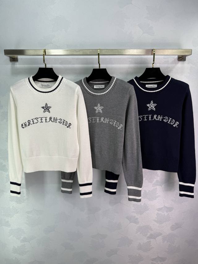 Dio*25秋冬新款针织毛衣，羊毛材质超柔软，胸前字母+五角星刺绣，细节满分，圆领设计百搭，随手搭花苞裙就能Get名媛风~简约又有质感，时髦精们必入3色3码Sm