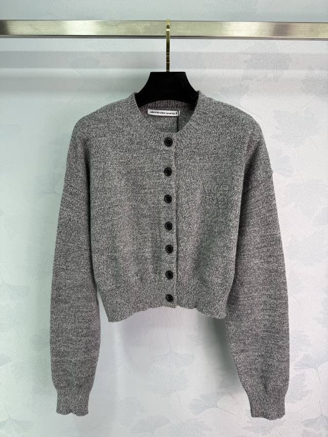 Ale*25早秋新款短款针织开衫穿法百搭...这件材质又非常特别 是柔软的面料 经典又耐看，单穿或者外套都是非常好的选择 1色3码Sml。T226B.