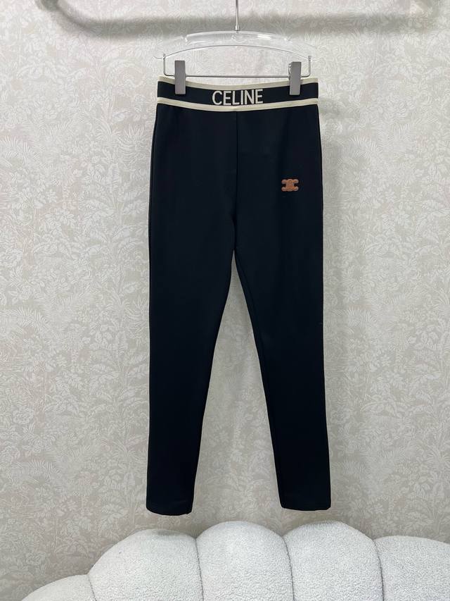 Celin*25新款紧身薄绒打底裤鲨鱼裤。 腰头字母撞色弹力织带 裤身Logg皮标装饰纯色黑色真的太炫酷了超级百搭 还可以当瑜伽裤骑行裤 不管是单穿还是打底 上