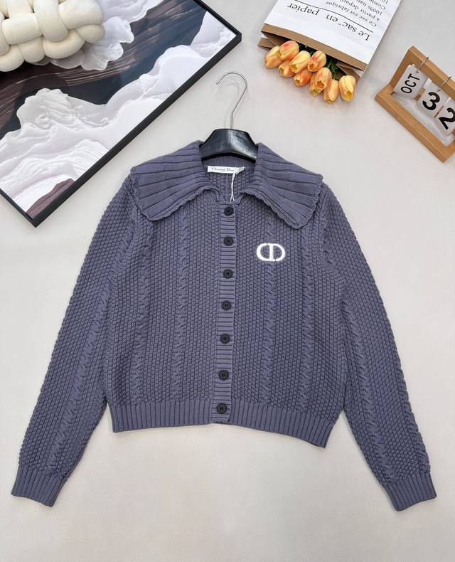 Dior新款字母刺绣针织翻领开衫，成了秋冬衣橱的优雅王牌。标志性Cd刺绣醒目点缀，是品牌基因的高级彰显，让你在人群中一眼被识出品味；复古大翻领设计，自带法式浪漫