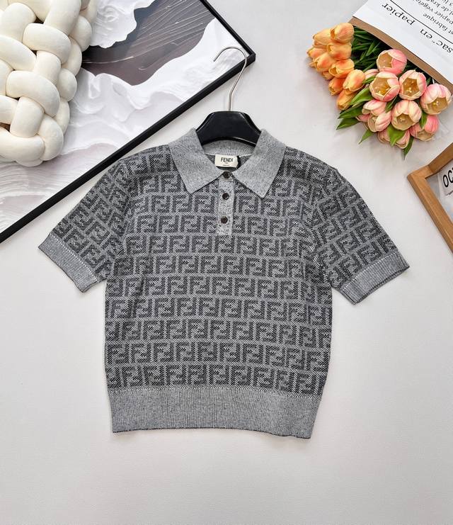 Fendi2025Ss新款翻领针织短袖，定制Yb丝毛纱线织造，柔软舒适，洋气显瘦，翻领短袖上衣版型，半开襟纽扣设计便利穿脱，领边袖子和衣摆以浅灰打底，躯干部分多