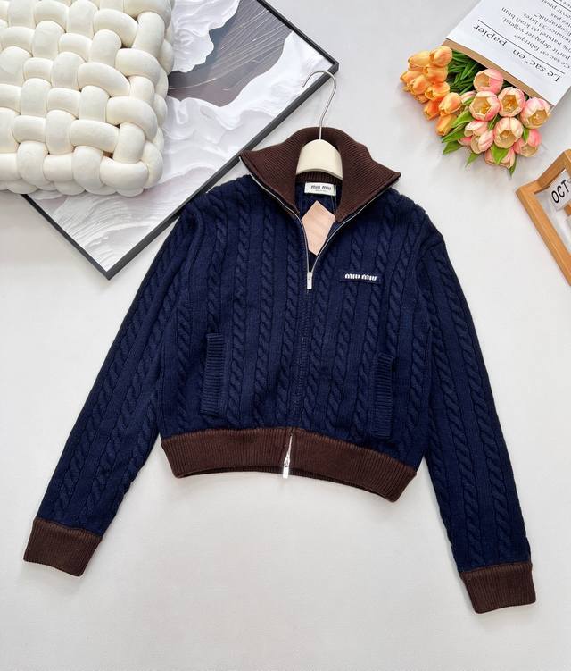 Miumiu2025新款字母贴片棒球麻花针织外套，定制Yb羊毛纱线织造 质感高级 品相十足 常规针织拉链棒球外套版型 大身通体以宽螺纹包边弹力收紧 同时撞色丰富