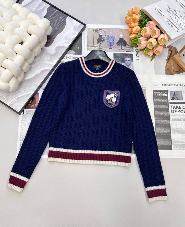 Chanel2025新款圆领麻花撞色针织套头毛衣，定制Yb羊绒纱线织造，质感光泽，柔软亲肤，圆领套头毛衣剪裁，肌理竖列麻花相间，显瘦不失时尚感。领口环绕撞色点缀