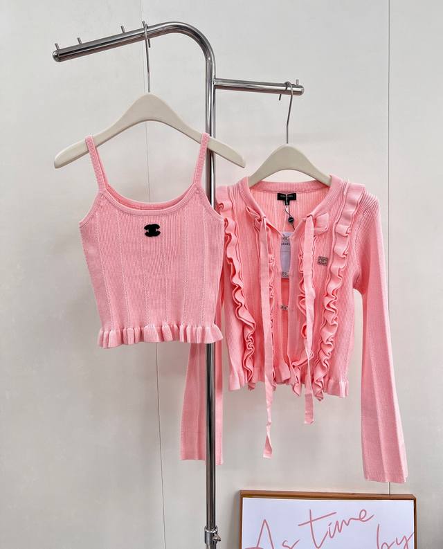 Chanel25Ss新品羊绒羊毛背心开衫套装，采用定织定染针织工艺，色彩与质感俱佳。蝴蝶结飘带增添灵动，荷叶前襟和下摆尽显柔美，烫钻标识精致亮眼，立体条纹肌理丰