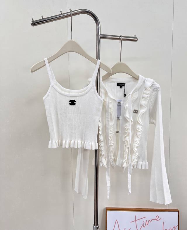 Chanel25Ss新品羊绒羊毛背心开衫套装，采用定织定染针织工艺，色彩与质感俱佳。蝴蝶结飘带增添灵动，荷叶前襟和下摆尽显柔美，烫钻标识精致亮眼，立体条纹肌理丰