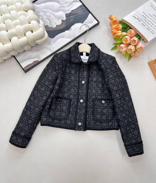 Dior 藤格纹翻领粗花呢外套， Dior典藏之作｜重塑优雅传奇 以传奇藤格纹为序，勾勒法式优雅的永恒轮廓。 这件黑色粗花呢外套，承载迪奥先生对“New Loo