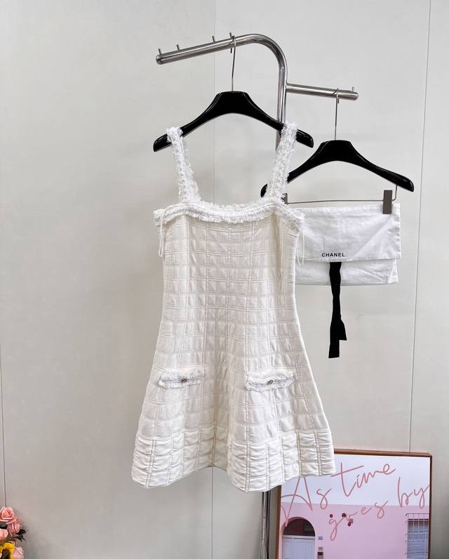 Chanel25B高级手工坊系列新款白色毛毛格子吊带背心连衣裙丨独家Yb开发！高版出品！甄选细腻面料，以手工毛边勾勒吊带与裙身轮廓，每一缕毛须都似时光淬炼的精致