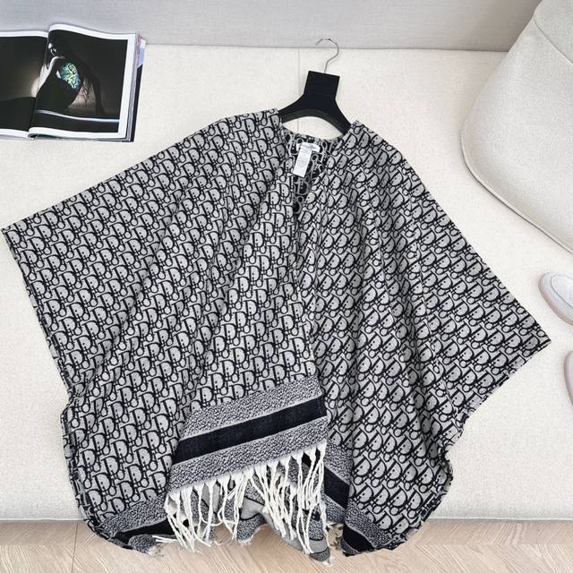 独家首发 Cd 25Ss 秋冬最新款经典老花图案羊毛披肩大围巾斗篷原版定制工艺 纯手工滚边流须工艺 不规则垂坠感帅气摩登 高级配色双织图案 低调奢华打造英伦复古