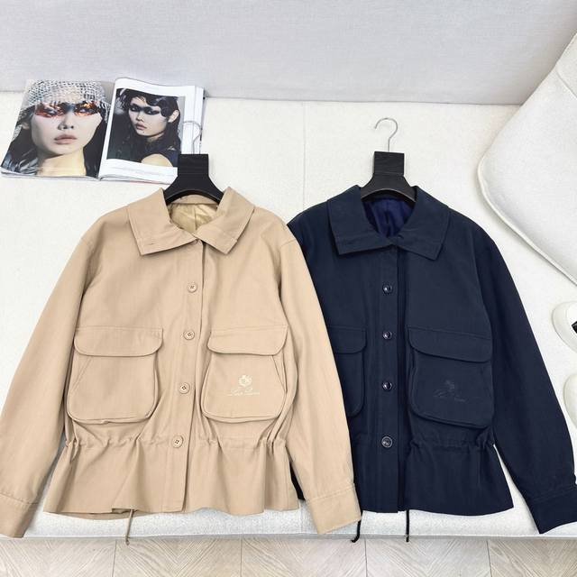 独家款～ Lp30Ss 秋冬最新款帅气工装风双口袋设计风衣外套高密度棉质风衣面料 挺括感很好 中长款长度 上身太好看了 经典有辨识度 腰部是抽绳设计 可以收腰穿