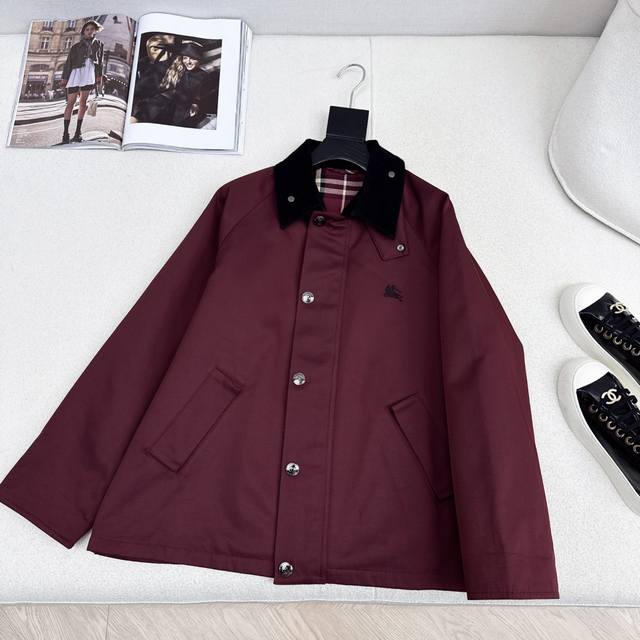 独家款～ Bur 25Ss 秋冬最新款安哥拉红撞色翻领风衣外套 入秋氛围感第一名 上身超级显白的复古红色 单穿或者随意造型 黑色撞色搭配显得高级起来 凹造型特别