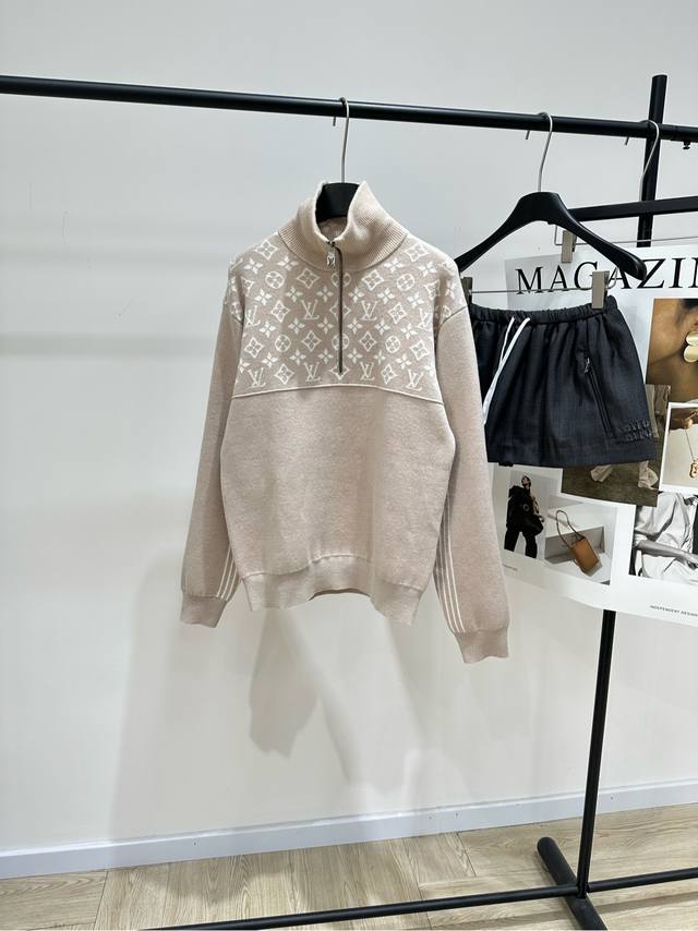 Lv杏色四叶草半拉链长袖毛衣 .，面料：羊毛混纺 颜色：杏色 Lv 2025秋冬Ski系列针织衫，采用羊毛纱线 柔软舒适，秋冬穿超合适 半拉链设计方便穿脱 翻领