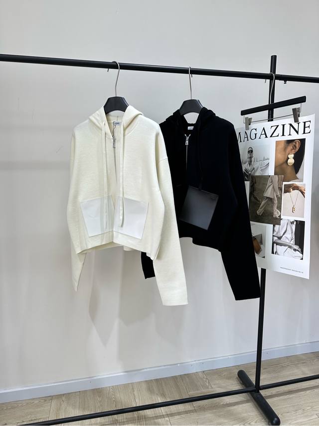 Loe黑白皮口袋连帽拉链开衫 ，面料：羊毛混纺 颜色：白色、黑色 Loew* 25Fw秋冬新款 皮牌羊毛拉链连帽针织开衫丨 高版出品！软糯羊毛针织面料 自带温柔