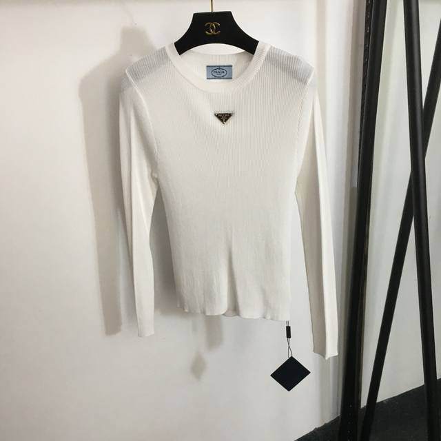 款号 7806 prad*新款 胸前字母三角标高弹力修身长袖套头针织衫 打底衫上衣，白色，黑色，Sml， L码；胸围64，袖长58，衣长56