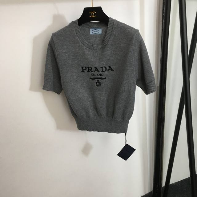 款号 7809 prad*新款 胸前Logo刺绣字母圆领短袖套头针织衫，白色，灰色，黑色，红色，Sml， S码；肩宽38，胸围88，袖长26，衣长48 .