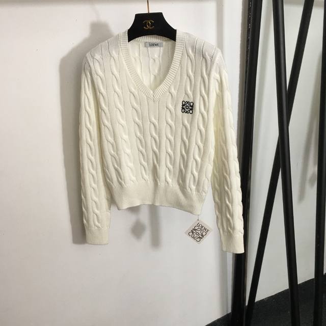 款号 4957 Loew*新款 胸前Logo刺绣 V领长袖毛衣 麻花针织衫，白色，粉色，黑色，Sml， S码；肩宽38，胸围88，袖长58，衣长51 .
