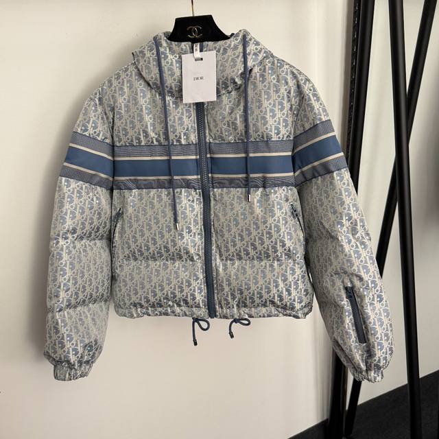 款号20257456 Dio*新款 胸前条纹横杠 老花Logo提花 长袖连帽棉服拉链外套，蓝色，Sml， M码：肩宽50，胸围124，袖长60，长56；重量：0