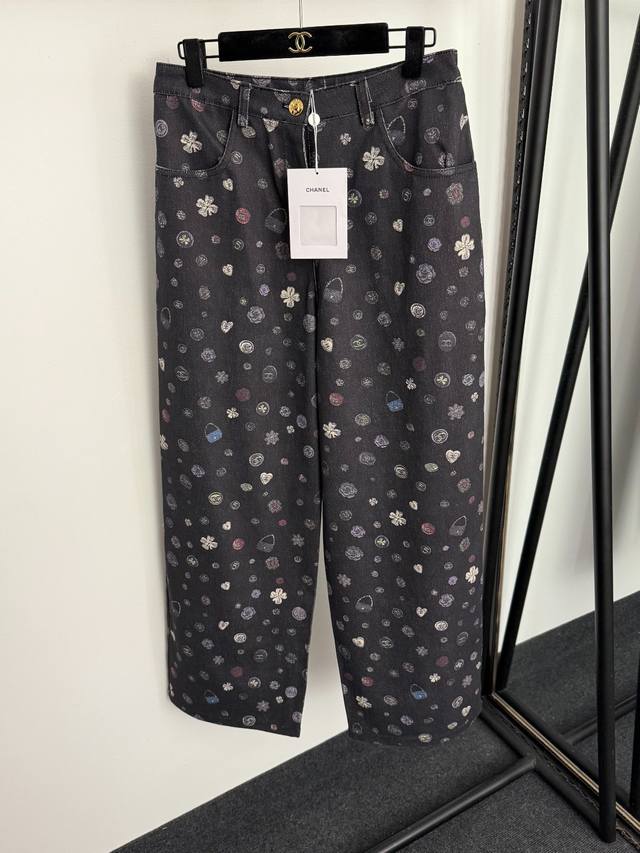 款号20257455 Chane*新款 小香Logo四叶草包包印花高腰显瘦牛仔长裤，黑色，Sml， M码：腰围74，长107；重量：0.605Kg .