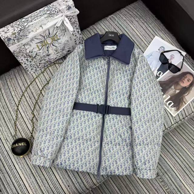 强烈推荐 25年早秋冬系列 Dio*新款经典老花提花立领羽绒服外套 充绒量饱满 90绒填充 腰间系腰带 两色三码 .