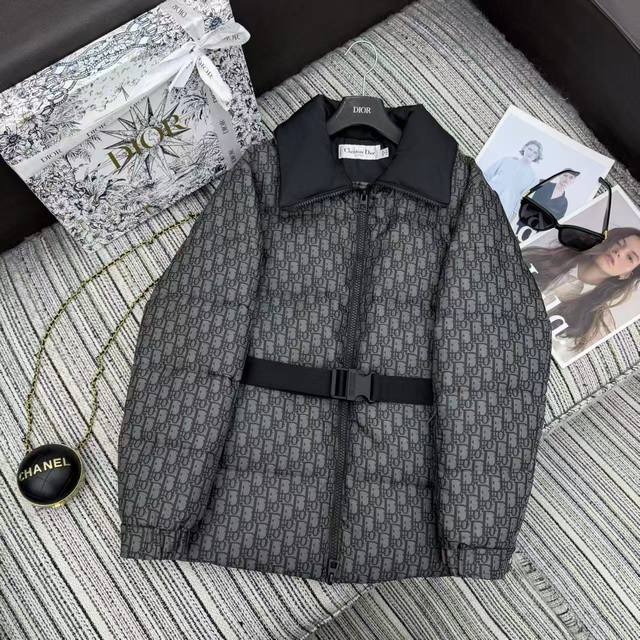 强烈推荐 25年早秋冬系列 Dio*新款经典老花提花立领羽绒服外套 充绒量饱满 90绒填充 腰间系腰带 两色三码