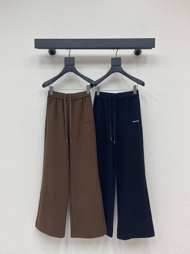 Miu Mi*25新款抽绳松紧腰休闲裤 高品质面料质感柔软细腻舒适。 非常有质感的面料 版型巨好看 撞色刺绣 低调奢华 减龄少女时代！白富美必备神器！ 经典版型