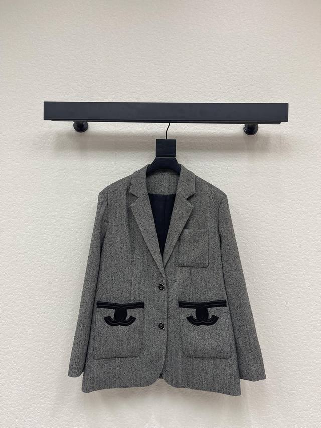 Chane*25秋冬新款小香复古粗花呢西装外套，穿出法式名媛优雅感。以复古灰调粗花呢打造高级质感，廓形剪裁利落大气，标志性的双C口袋立体刺绣设计，无论是内搭吊带