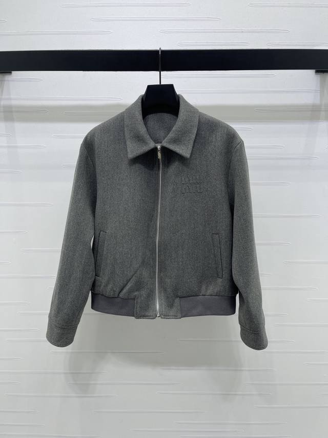 上新原单高端品质 Miumi*2025秋冬最新系列！翻领拉链外套！定制斜纹棉材质 质感高级 光泽感明显 拉链外套版型 利落裁剪轻松勾勒直角肩线条 拉链开襟穿脱方