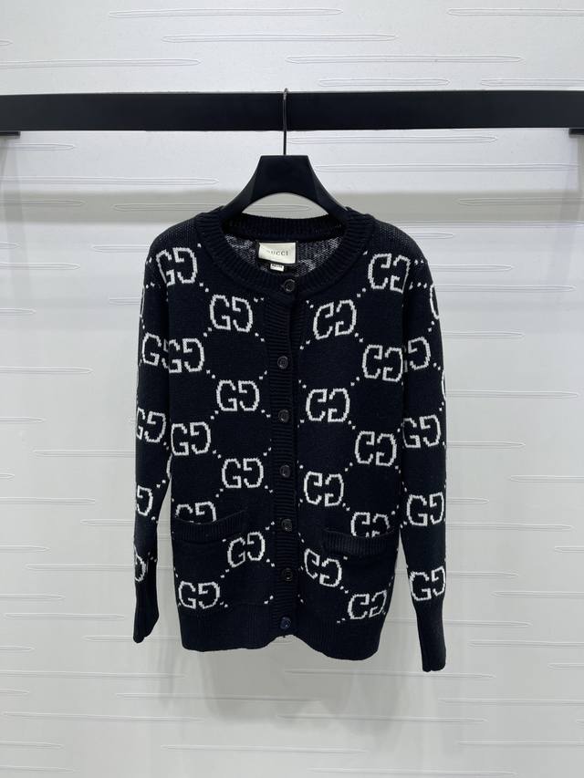 上新原单高端品质 Gucc*2025秋冬最新系列！Gg圆领针织长袖开衫！定制进口针织材质 质感高级 圆领针织开衫剪裁 成衣通体双G字母提花图案 衣襟袖口下摆螺纹