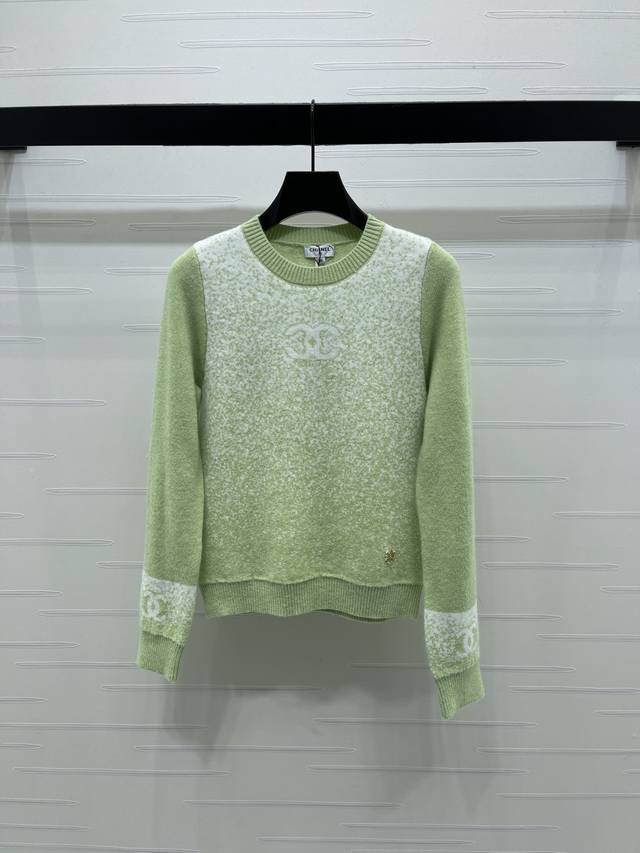 上新原单高端品质 Chane* 2025秋冬最新系列！貂毛套头毛衣！定制羊毛材质 耗时费力的工艺处理 呈现出貂毛肌理毛感 贴肤舒适保暖 大身袖口渐变拼色双C字母