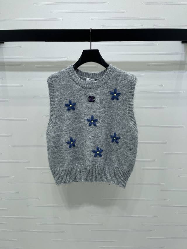 上新原单高端品质 Chane* 2025秋冬最新系列！花朵钩花针织马甲！定制进口针织材质 柔软舒适，燕麦色主调＋花朵钩花，复古温柔感满满！圆领设计简约百搭，短款