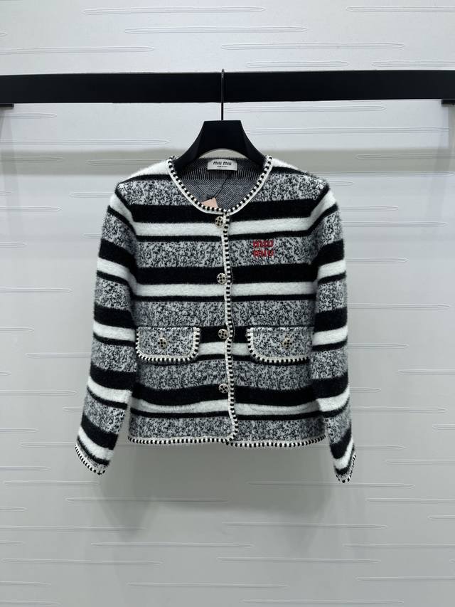 上新原单高端品质 Miumi*2025秋冬最新系列！毛茸茸条纹圆领针织开衫！定制进口羊毛马海毛针织材质 质感光泽 垂顺舒适 圆领长袖开衫剪裁 搭配定制复古开襟纽