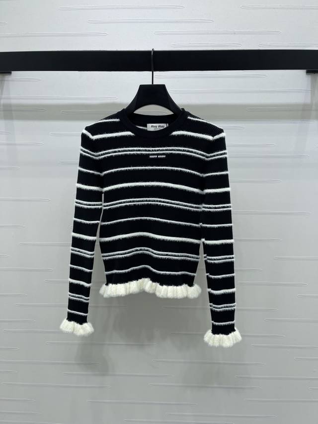 上新原单高端品质 Miumi*2025秋冬最新系列！圆领条纹针织长袖毛衣！定制羊毛纱线织造 质感高级 舒适柔软 圆领针织长袖剪裁 袖口与衣摆荷边搭配相呼应 突出