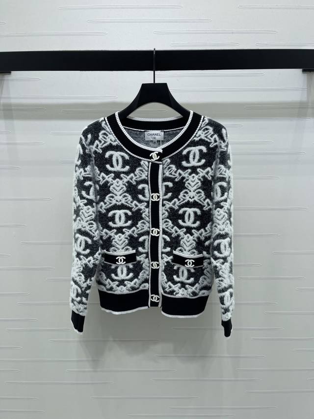 上新原单高端品质 Chane* 2025秋冬最新系列！双C圆领针织开衫！定制羊毛纱线织造 质感细腻 穿搭舒适 圆领长袖开衫剪裁 通体毛绒双C字母徽标 展示品牌调