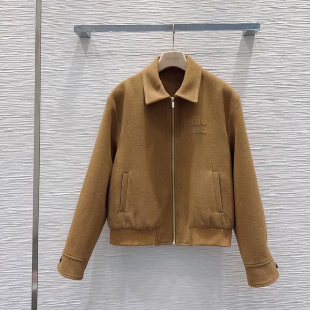 Miu Mi* 2025Fw新款夹克外套 火箭速度出品！整件立体剪裁 全方位精致做工 上身超级遮肉显瘦 穿出清爽时髦的高级感 日常优雅又时髦巨百搭 颜色很好看