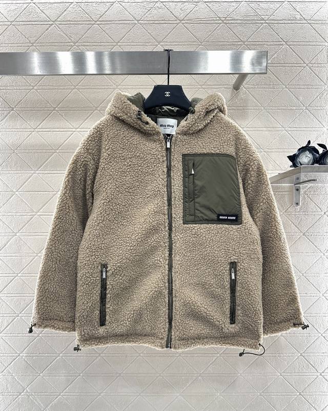 Miumi*2025新品上架 连帽泰迪羊羔羽绒外套 定制Yb泰迪羊羔毛材质，内里防水尼龙处理，防风御寒做到完美结合，白鹅绒填充，轻盈保暖，连帽拉链外套剪裁，单侧