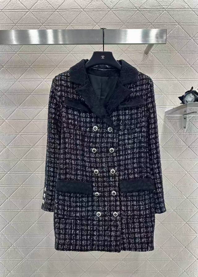 Chane*2025新品上架 粗花呢翻领洋装外套 定制Yb进口粗纺羊绒毛呢材质，肌理明显，质感上乘，粗花毛呢面料塑造小香风典范，翻领中长款洋装外套，直身剪裁包容