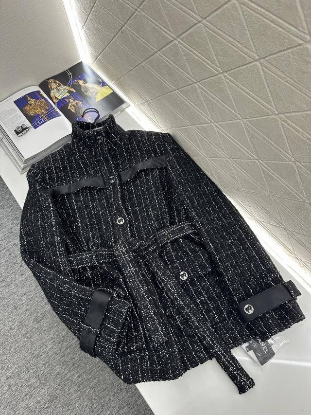 Chane*2025新品上架 编织腰带洋装外套 定制Yb进口粗纺羊毛呢材质，肌理明显，毛料肉眼可见，质感上乘，粗花条纹毛呢面料打造名媛风典范，立领正肩外套，胸口
