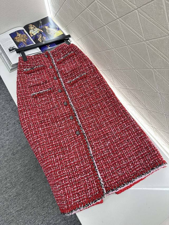 Chane*2025新品上架 高腰开襟编织洋装半裙 定制Yb进口粗纺羊毛呢材质，质感高级，品相十足，直筒中长半裙版型，纽扣延伸至下摆，以红粉黑编织捆边点亮细节，