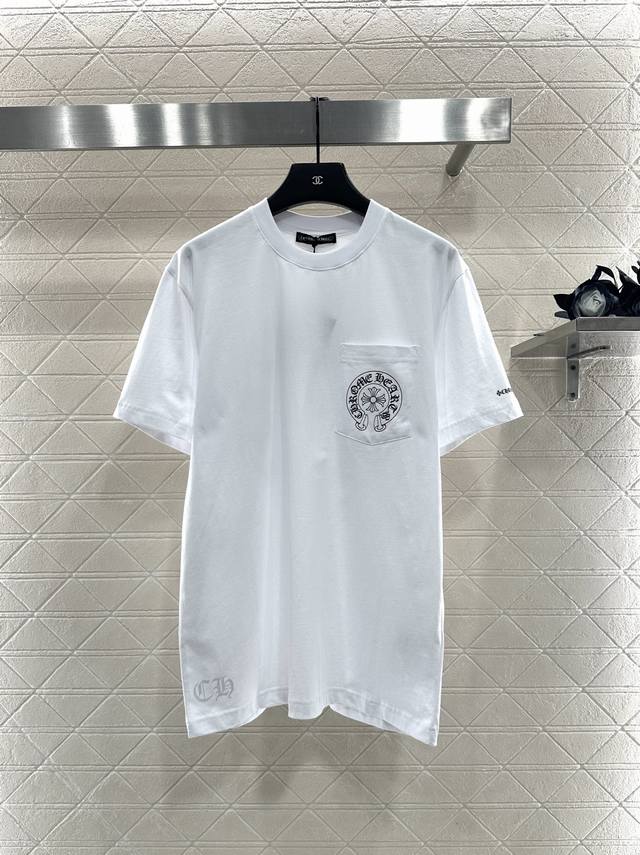 Chrome Hear*2025新品上架 字母印花短袖 定制Yb斜纹全棉材质，质感舒适，弹力十足，圆领短袖上衣裁剪，胸口单侧位置点缀口袋圆形分布的十字架和字母徽