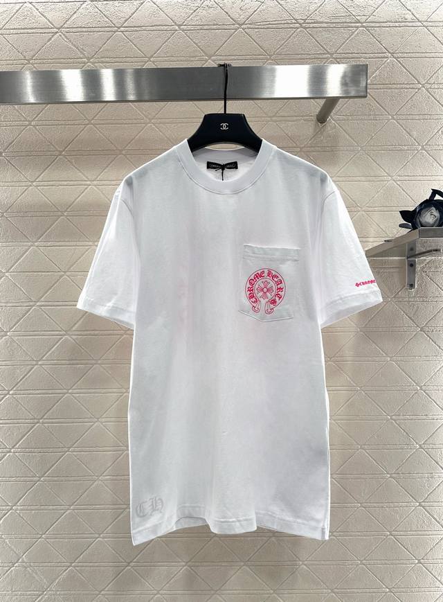 Chrome Hear*2025新品上架 字母印花短袖 定制Yb斜纹全棉材质，质感舒适，弹力十足，圆领短袖上衣裁剪，胸口单侧位置点缀口袋圆形分布的十字架和字母徽