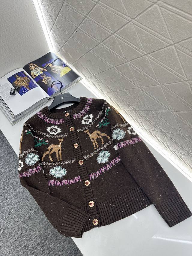 Chane*2025新品上架 重工钩花圆领针织开衫 25Coco圣诞滑雪系列#定制Yb羊绒针织材质，质感高级，舒适柔软，圆领针织开衫，纽扣开襟设计，领口袖口螺纹