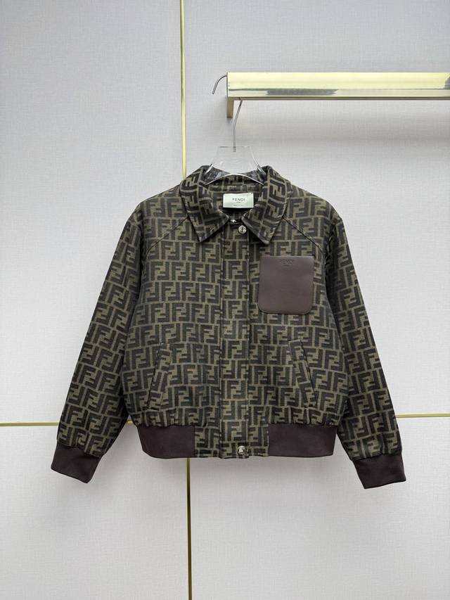 Fend* 25Ss秋冬新款翻领夹克外套 双F老花提花夹棉面料 定制皮牌装饰 做工精细 单色三码Smlb808p. Fend* 25Ss秋冬新款翻领夹克外套 双F老花提花夹棉面料 定制皮牌装饰 做工精细 单色三码Smlb808p.