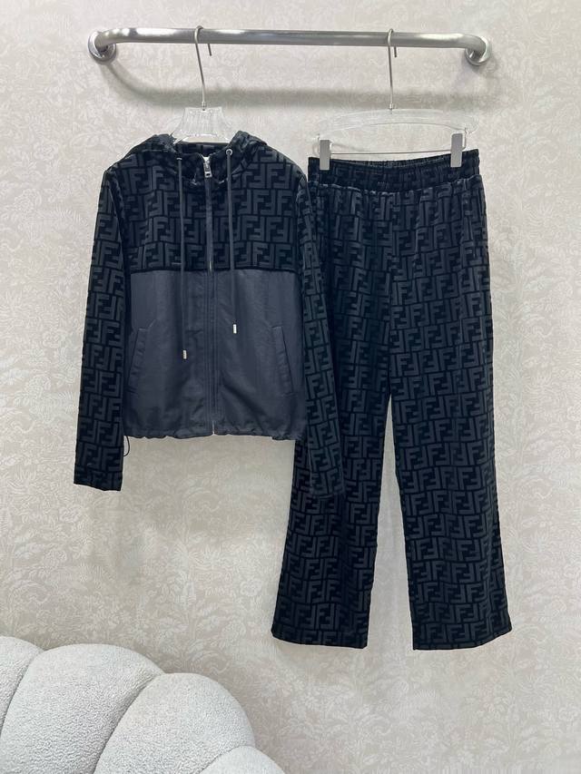 Fend*25新款休闲丝绒运动套装 定制面料整体双F提花 连帽拼尼龙外套休闲长裤 恰到好处的松量 干净利落的裁剪 即便没有多余的噱头装饰 亦能轻松展露自身非富即